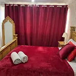 Smethwick - House - Sleeps 8 - Parking