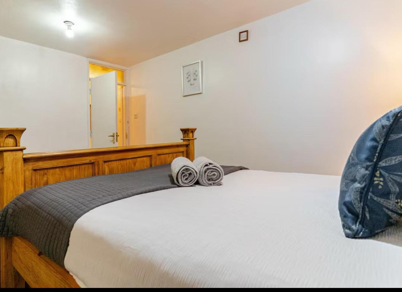 Smethwick - House - Sleeps 8 - Parking Holiday home Birmingham