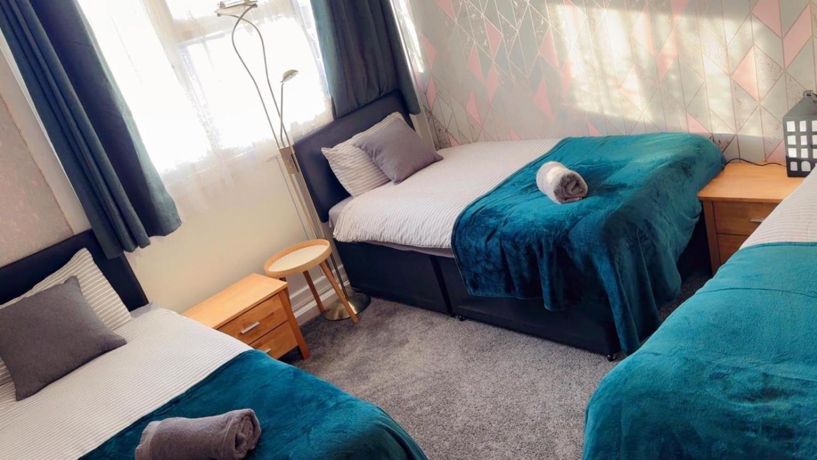 Smethwick - House - Sleeps 8 - Parking *