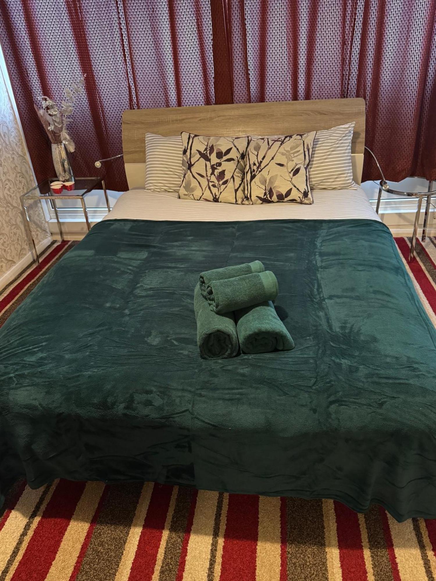 Holiday home Smethwick - House - Sleeps 8 - Parking *