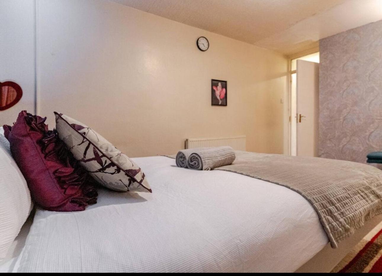 Smethwick - House - Sleeps 8 - Parking