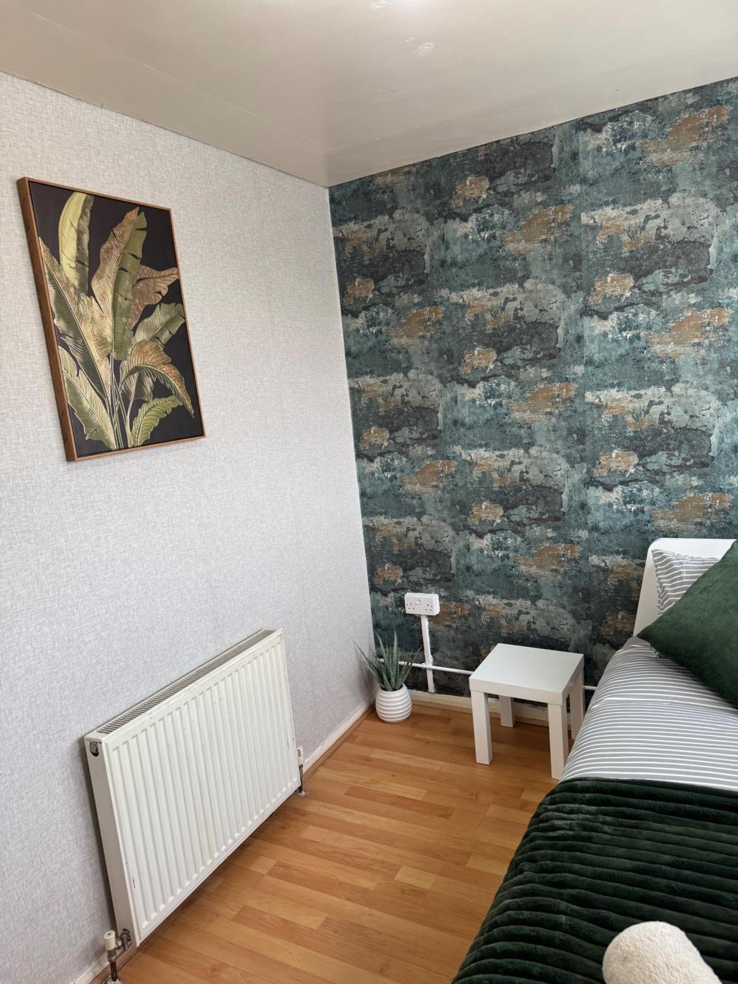 Smethwick - House - Sleeps 8 - Parking Holiday home *