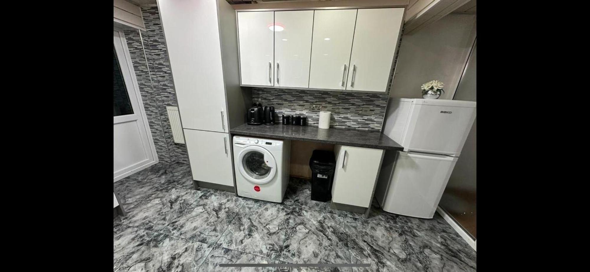 Holiday home Smethwick - House - Sleeps 8 - Parking Birmingham