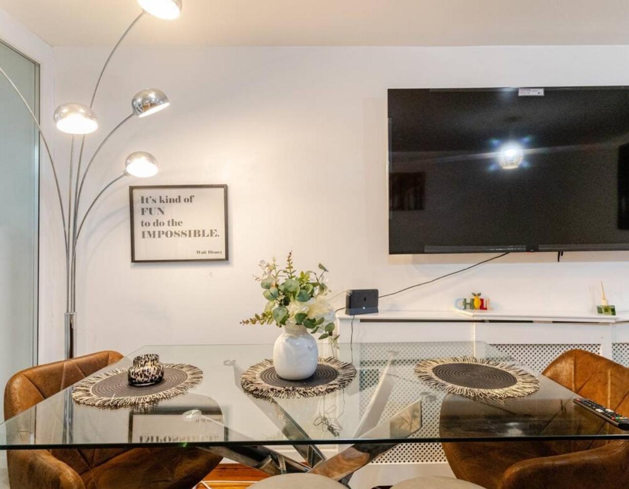 Smethwick - House - Sleeps 8 - Parking Birmingham
