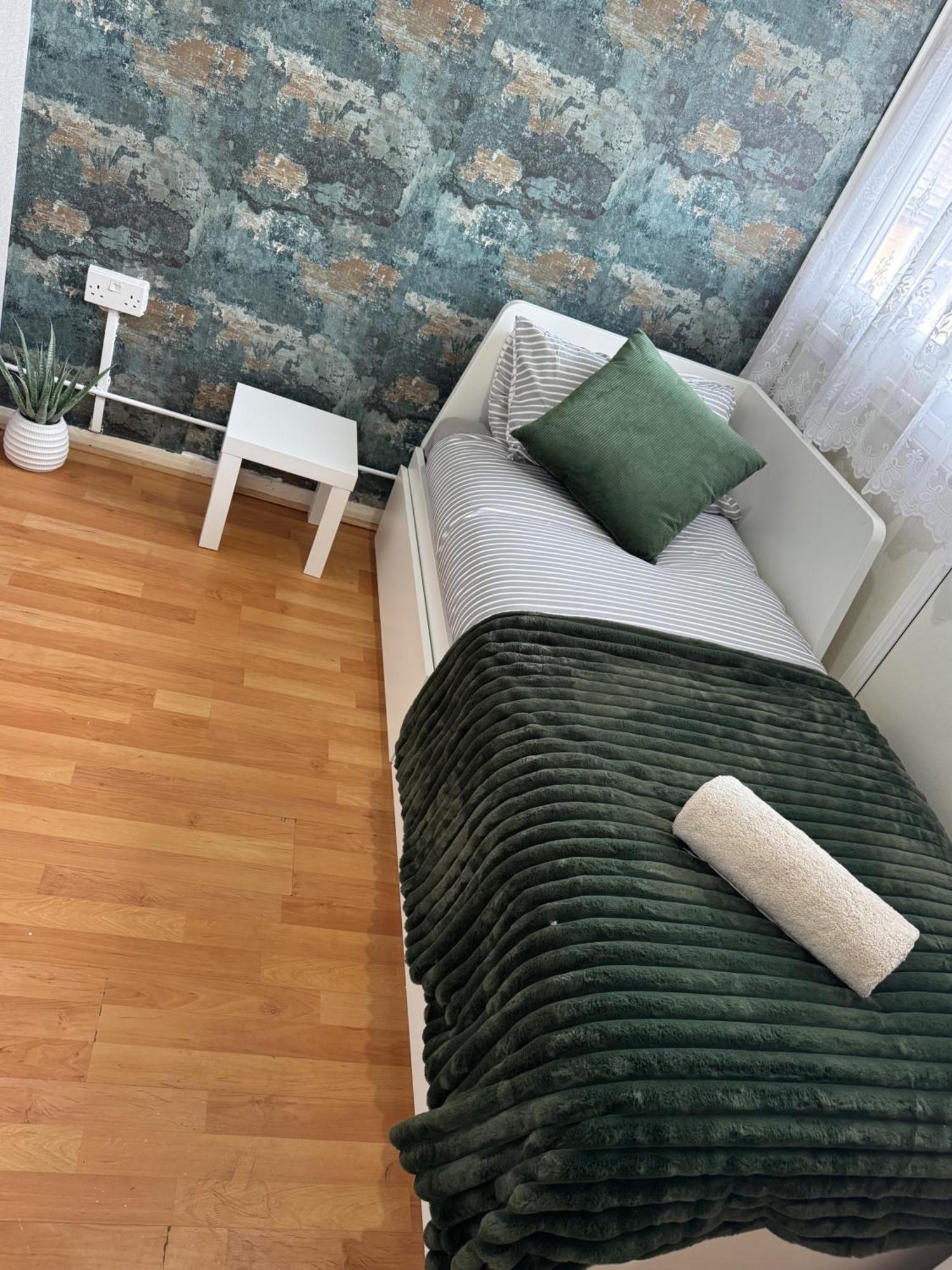 Smethwick - House - Sleeps 8 - Parking Birmingham