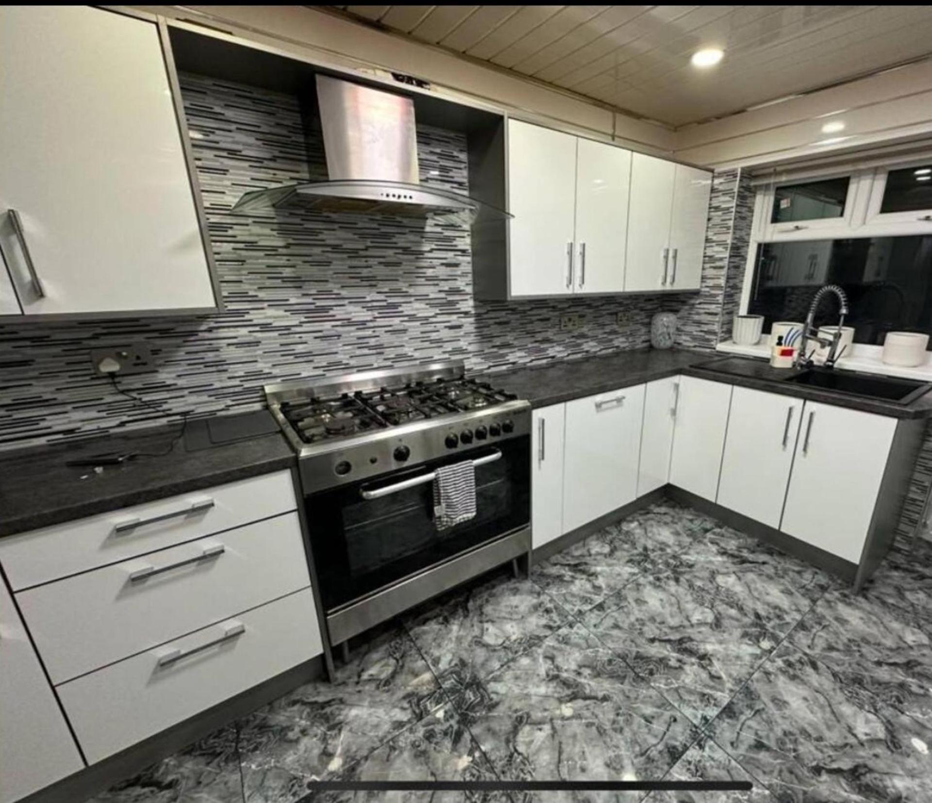 Smethwick - House - Sleeps 8 - Parking Holiday home