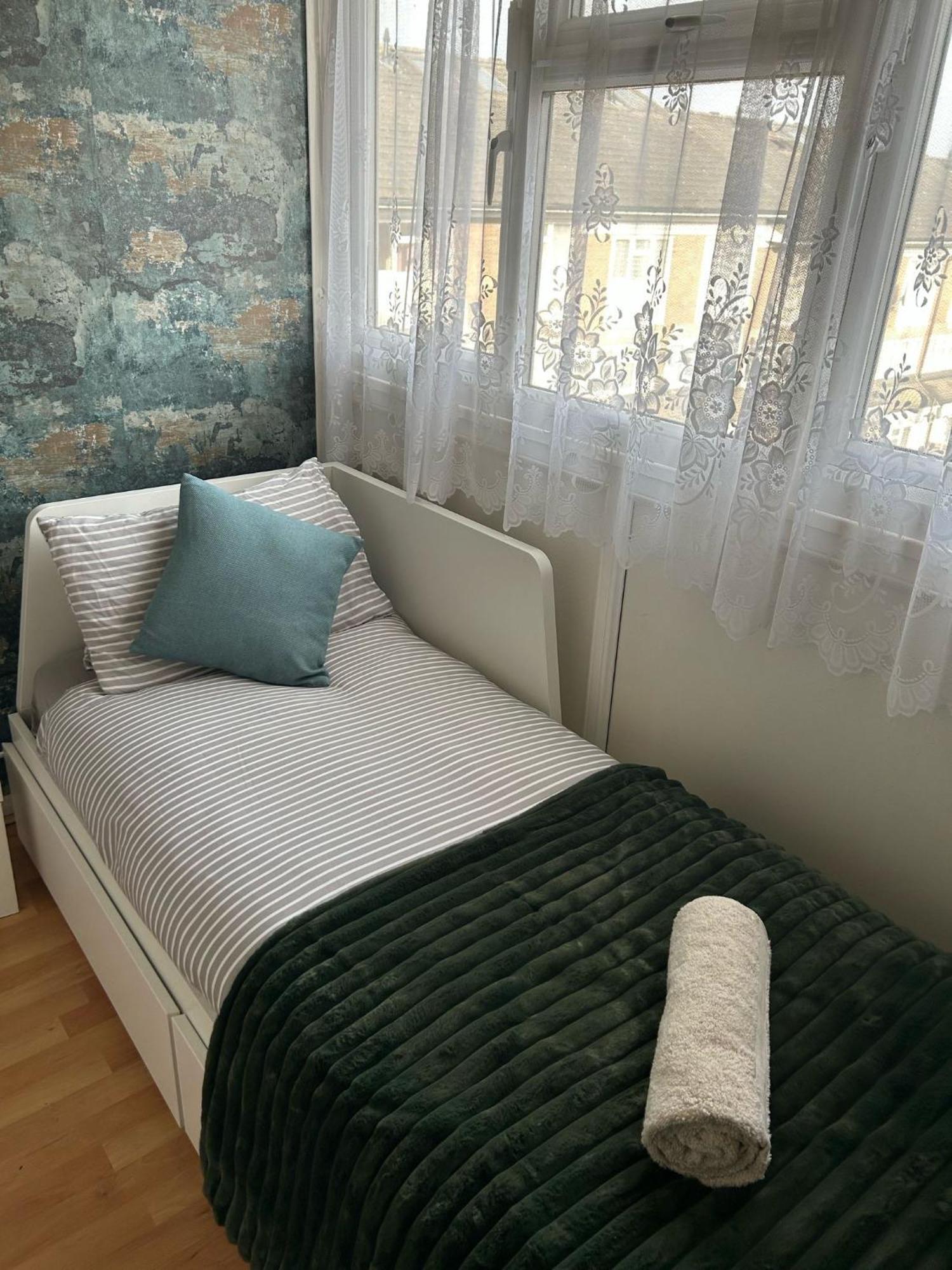 Holiday home Smethwick - House - Sleeps 8 - Parking *