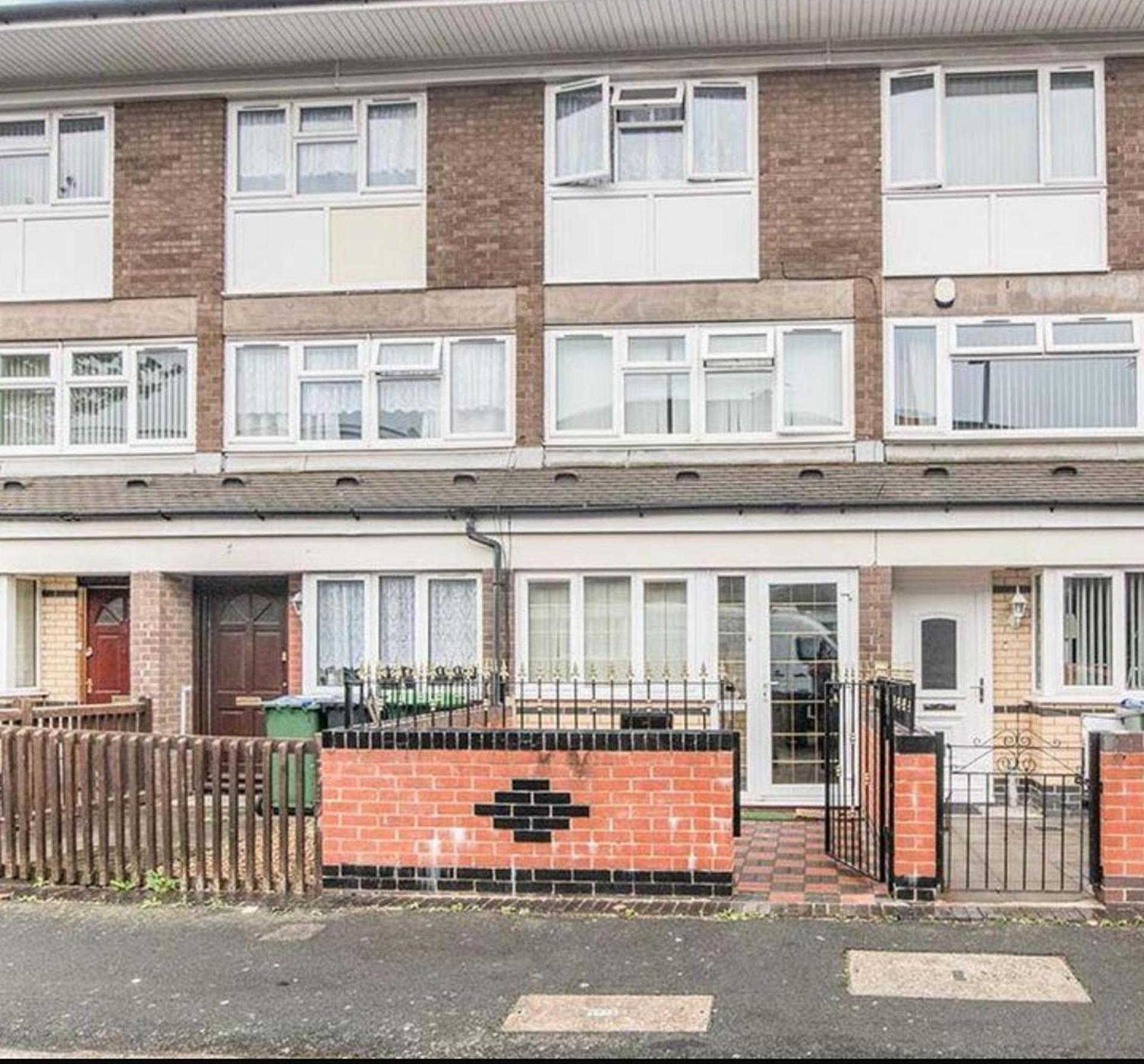 Smethwick - House - Sleeps 8 - Parking *