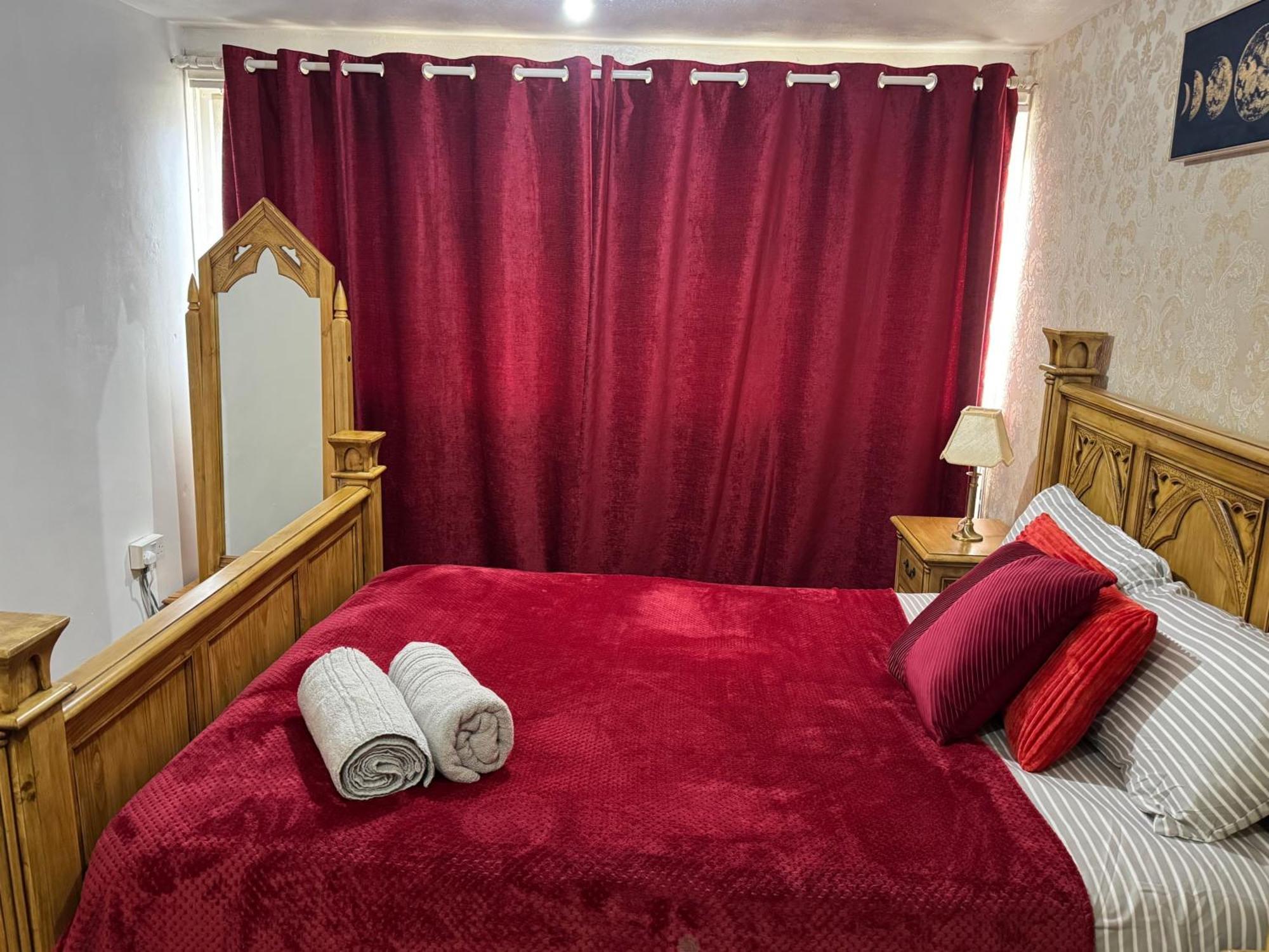 Holiday home Smethwick - House - Sleeps 8 - Parking Birmingham