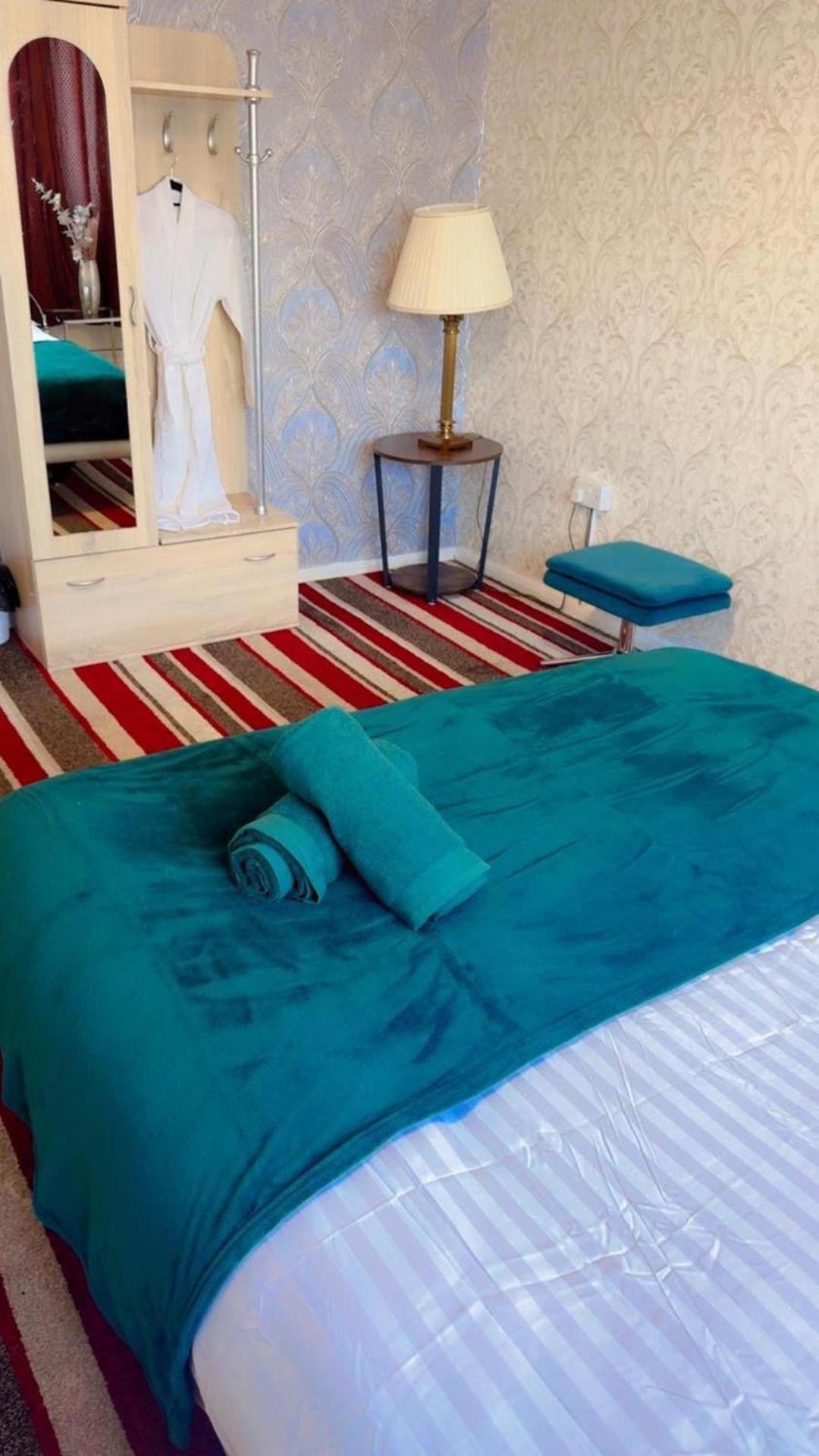 Holiday home Smethwick - House - Sleeps 8 - Parking *