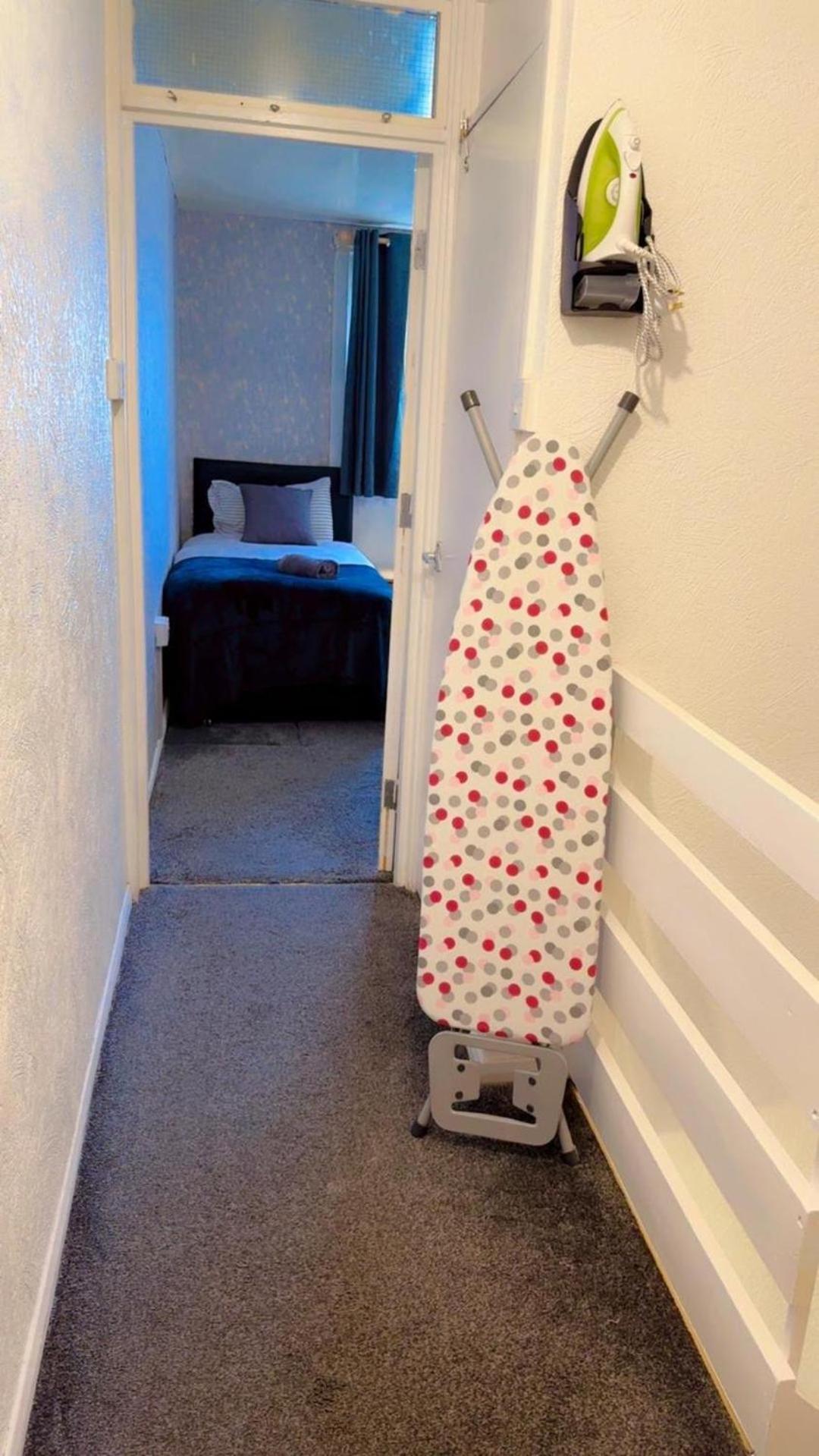 Holiday home Smethwick - House - Sleeps 8 - Parking